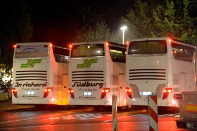 Fluechtlinge muessen Nacht auf Raststaettenparkplatz verbringen - Busfahrer duerfen nicht weiter fahren